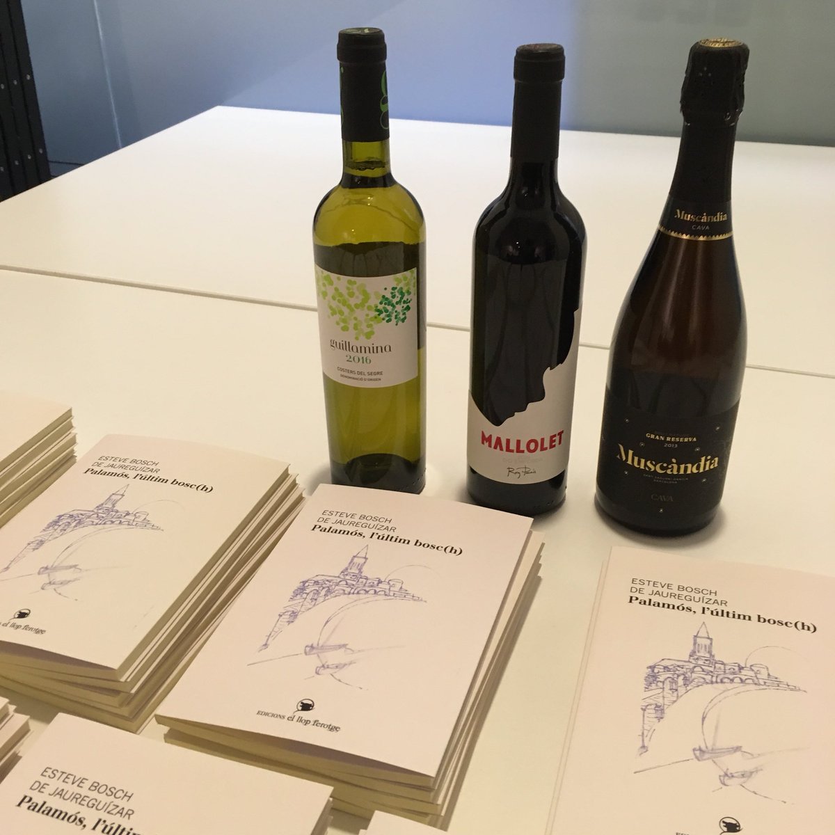 Ja ho tenim tot apunt per la presentació de L’últim Bosc(h) a <a href="/BibPalamos/">Biblioteca Palamós</a> #poesia #vicatala #cercavins <a href="/RoigParals/">Celler Roig Parals</a> <a href="/CavaMuscandia/">Muscàndia</a>