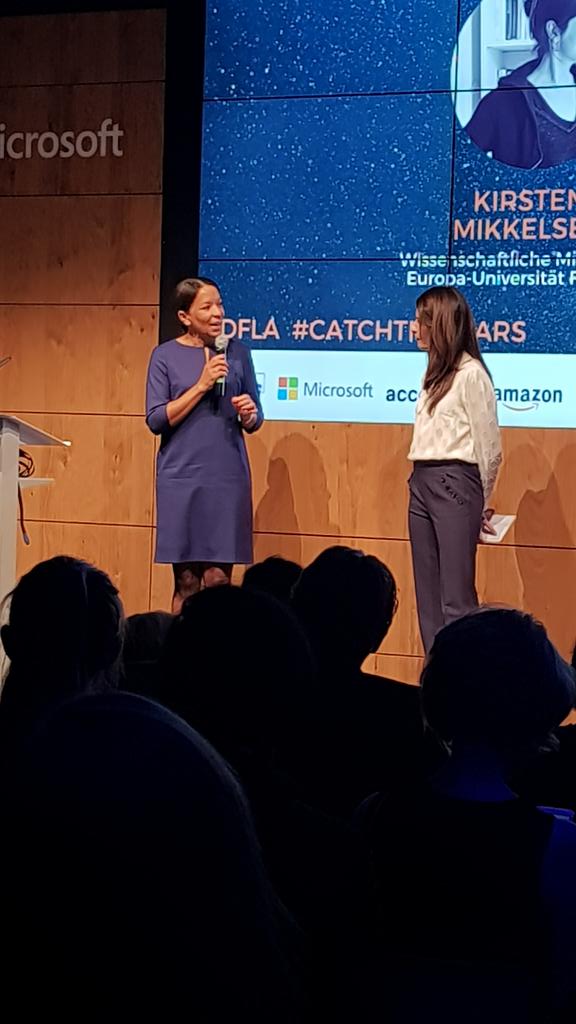 Janina Kugel von Siemens überreicht den Digital Female Leader Award #Science an Heike Hölzner #DFLA