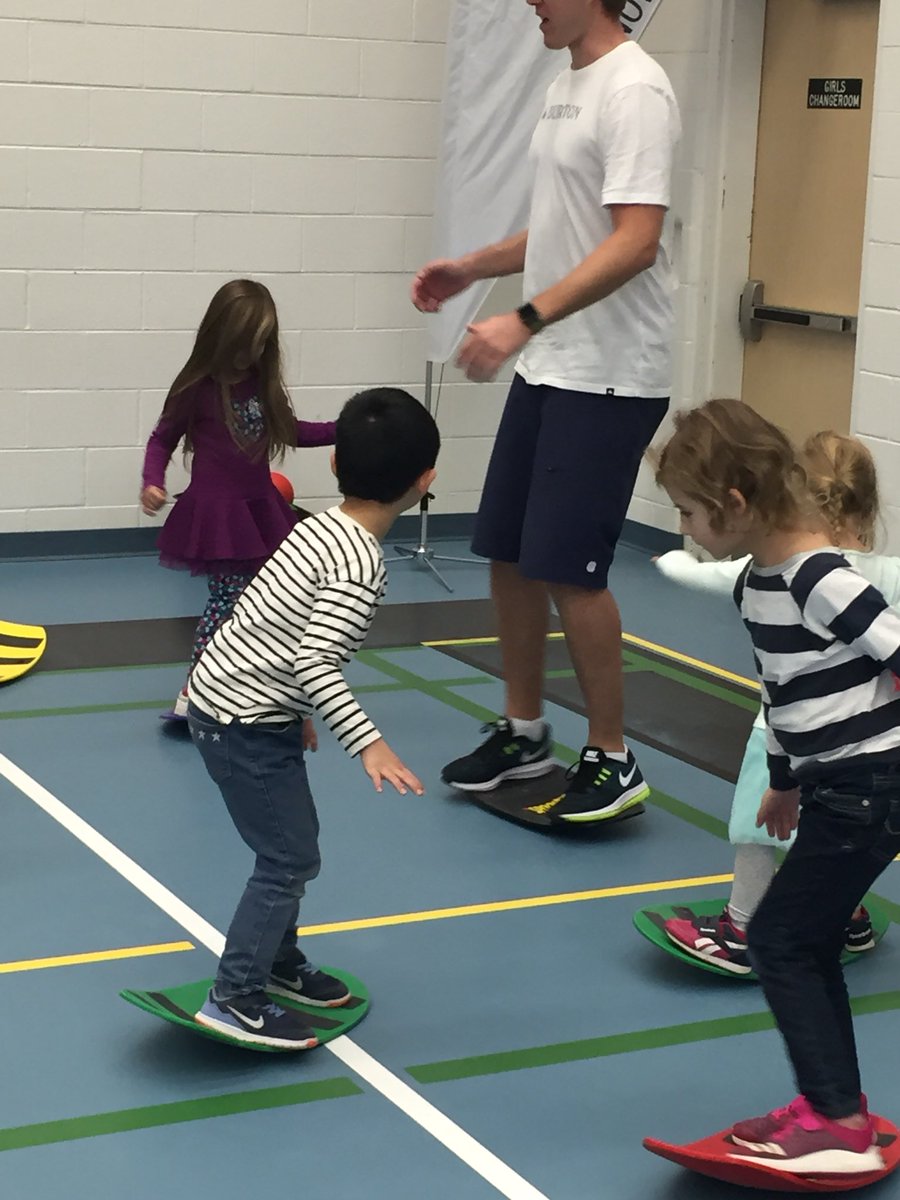 acfleet's tweet photo. Some of our students had fun developing their snowboarding skills with the #RigletProgram and #SnowboardOntario #scdsb https://t.co/2Pm9C6cOr5