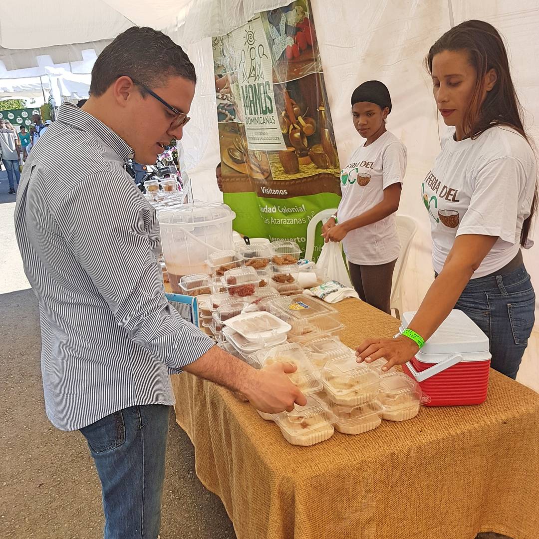 jeanluisrj's tweet photo. A buen tiempo mi gente, desde la 2da Feria del Coco de nuestro querido distrito municipal La Colonia El Cedro, Miches.
#MoroConCoco
#BacalaoConCoco
#PolloConCoco https://t.co/RouWaSjBhy