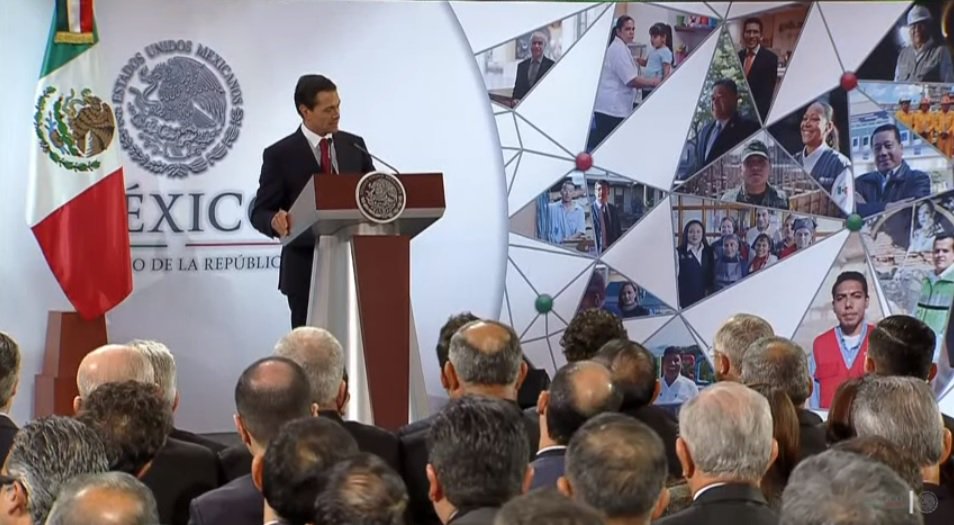 PresidenciaMX's tweet photo. "En la construcción de un México en Paz, no podemos dejar de reconocer a nuestros soldados, pilotos, marinos y policías federales, quienes, aun a riesgo de su propia vida, cumplen las misiones encomendadas con valor, lealtad y compromiso", @EPN.
#5AñosTransformandoMx https://t.co/2Bt0929Qe4