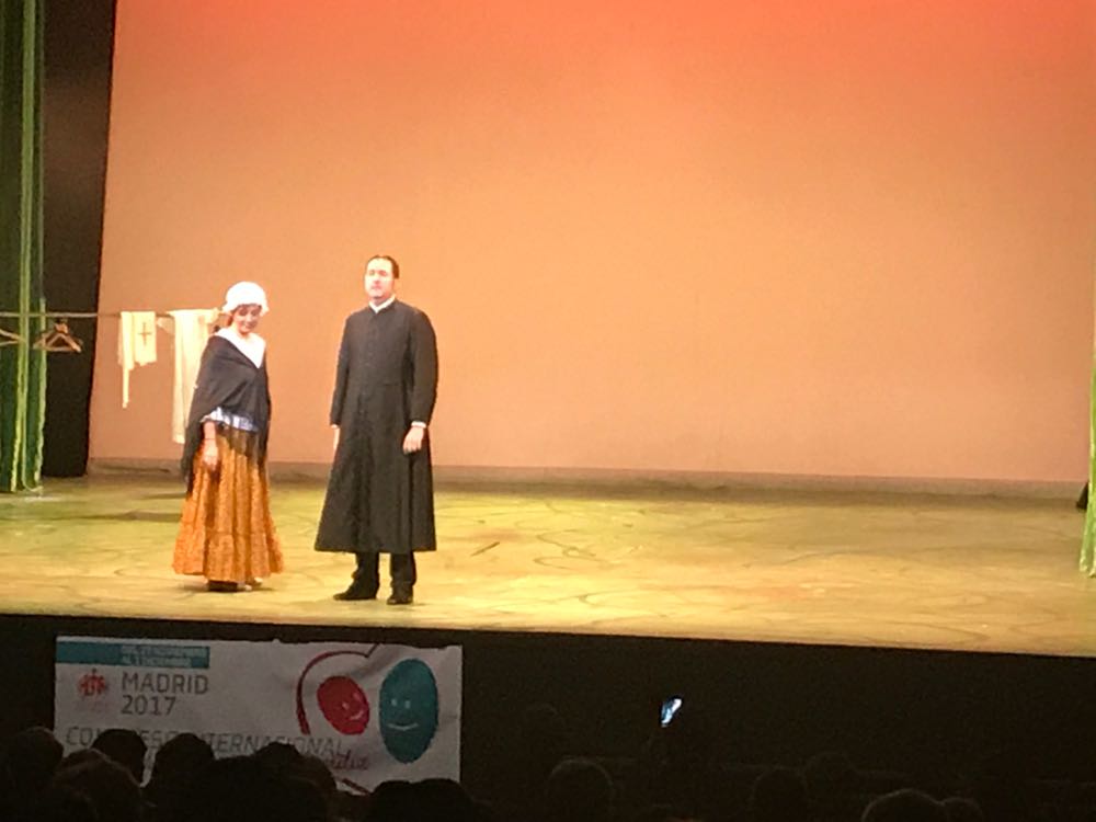SYMFAMILY17's tweet photo. 🇪🇸 Momento cultural en @AmorevoOficial. 

🇮🇹 Evento culturale salesiano in @AmorevoOficial. 

🇬🇧 Salesian cultural event in @AmorevoOficial. 

#SYMFamily17 https://t.co/pwzr9Iiidx