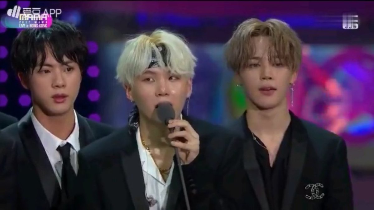 dogwithsuccess's tweet photo. OMGGGGGGGG
DAESANG ARTIST OF THE YEARRRRR. I'M SO PROUD OF BANGTAN AND ARMY OMG WE DID THATTTTT😭😭😍😍😍
#MAMARedCarpet #2017MAMA #BTS #방탄소년단 https://t.co/xDbH4jRgch
