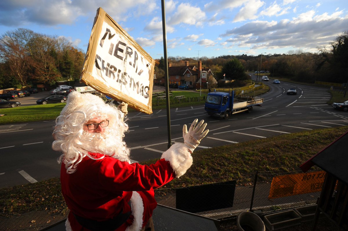 darrenpepe's tweet photo. #FatherChristmas waving to motorists and pedestrians for 24 days at #bournebuildings #Farnham #Surrey @getsurrey @chapplejc #Santa #honkforsanta #merrychristmas https://t.co/JRzBxIypGD