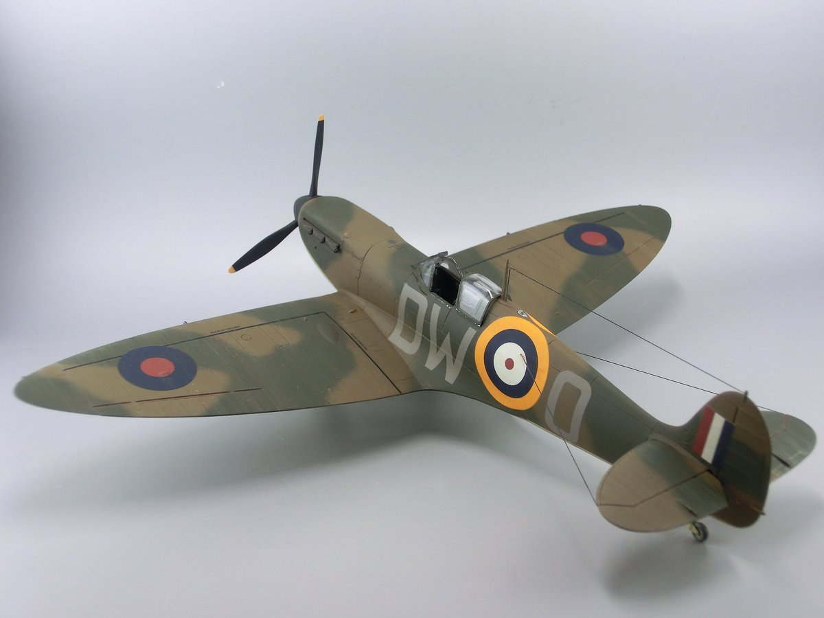 モデルグラフィックス1月号のスピットファイア特集では途中写真を100枚位撮影しています。ボツのなった写真は数知れず〰️