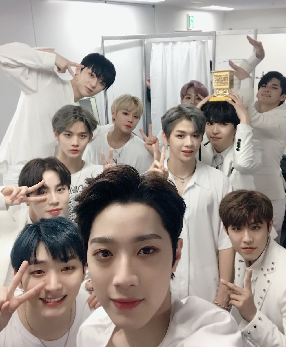 0128Senco's tweet photo. 너희가 너무 자랑스러워 남자그룹상 신인상 너무 축하해 🎉 
 #워너원_남자그룹상_축하해 https://t.co/JHAA6ziuZN