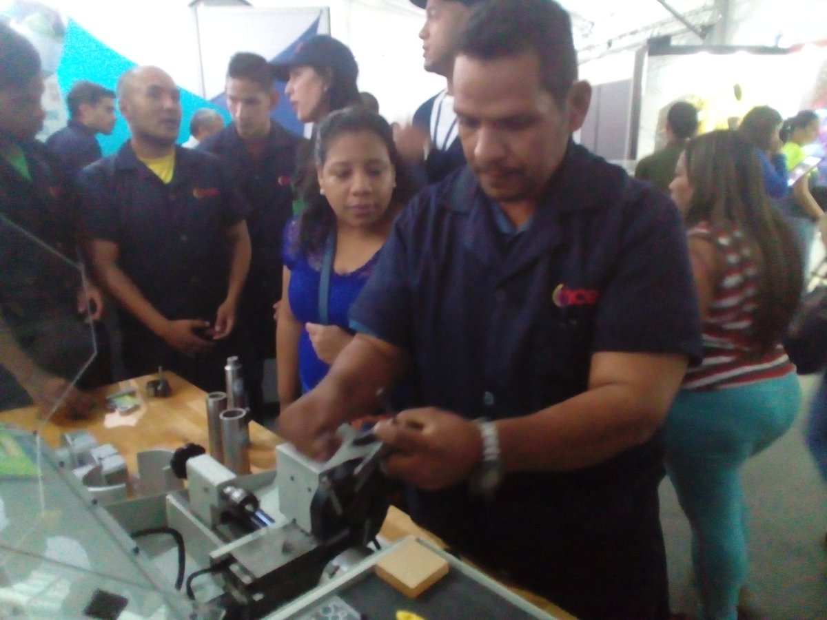 Incesocialista's tweet photo. #EnFotos | Maestros Técnicos y Aprendices del @INCESFALCON muestran al público asistente piezas y funcionamiento de Torno de Control Numérico Computarizado para fabricación de piezas para molinos de agua, beneficiando a más de 30.000 personas en el Edo. Falcón. #IncesEnFictec https://t.co/sdK7eNkJUJ
