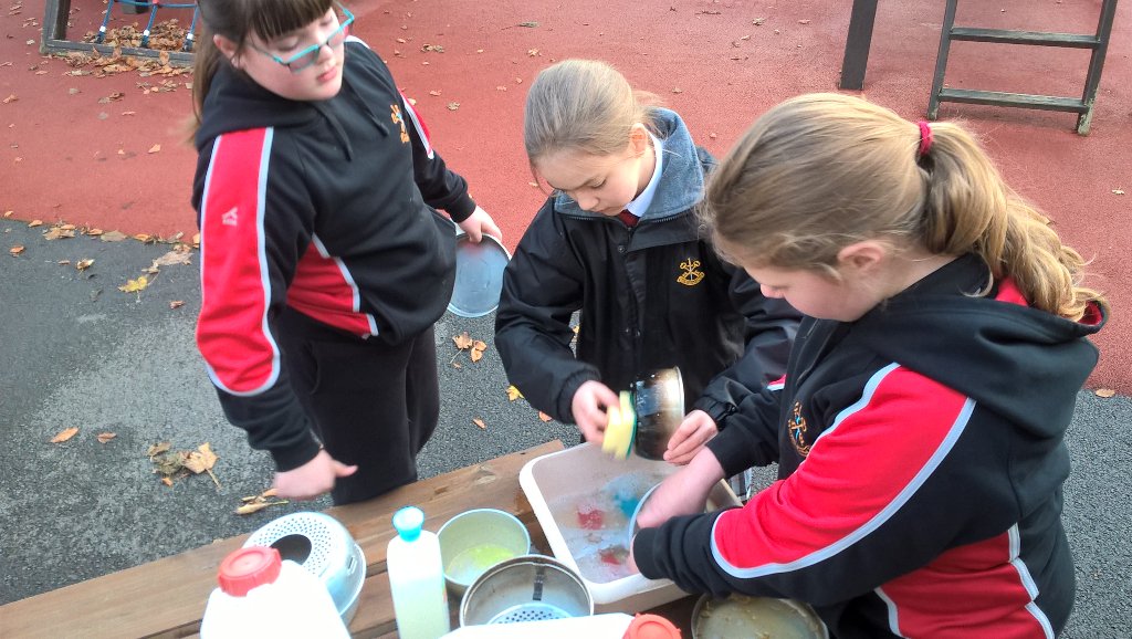 De_Adventures's tweet photo. @StPeterStPaul_  @SPSPOrgUk #lifeskills #teamwork #adventure #Trangia Good washing up skills being demonstrated 😁 https://t.co/PjtzDgCDoy