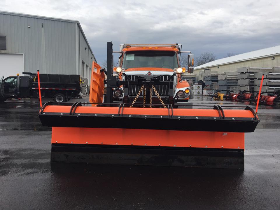 hudsonrvrtruck's tweet photo. Town of Fishkill HWY Dept: Equipped with a Monroe 12' poly reversible plow, benching wing, Monroe RDS combination body with front & rear spread, @USTarp auto load cover & @forceamerica hydraulics with electronic controls. #winteriscoming #poweredbyFORCEamerica #webuildworktrucks https://t.co/ONbs3EMc20
