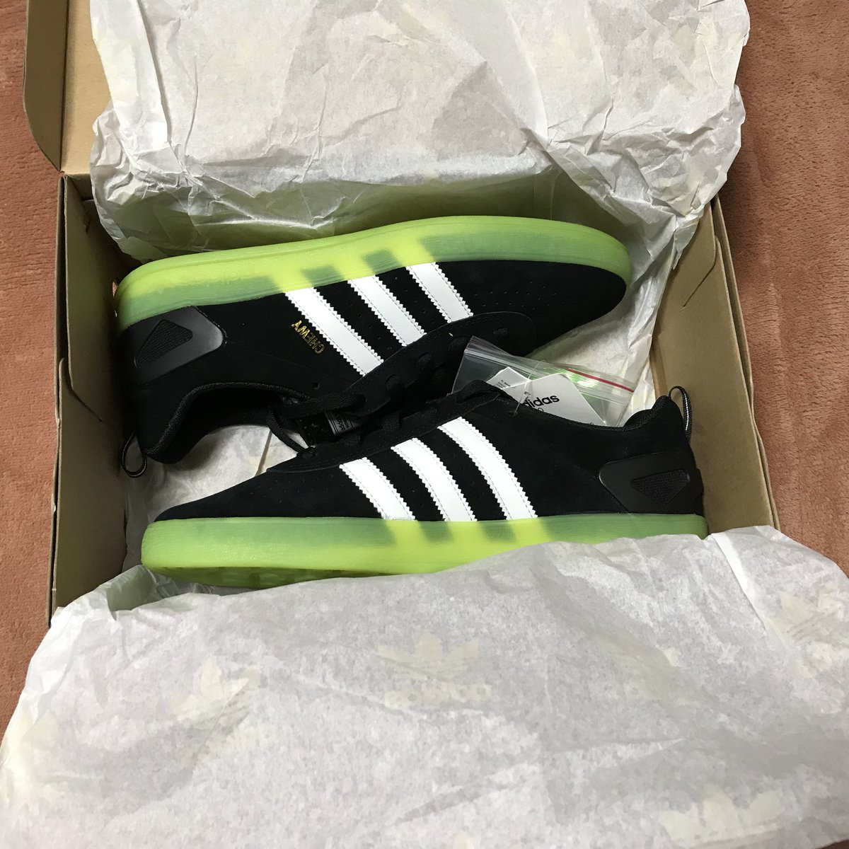 boc_td's tweet photo. おーかっけー
スニーカー買いました👟
#adidas
#PalacePro https://t.co/xhn8KY7slD
