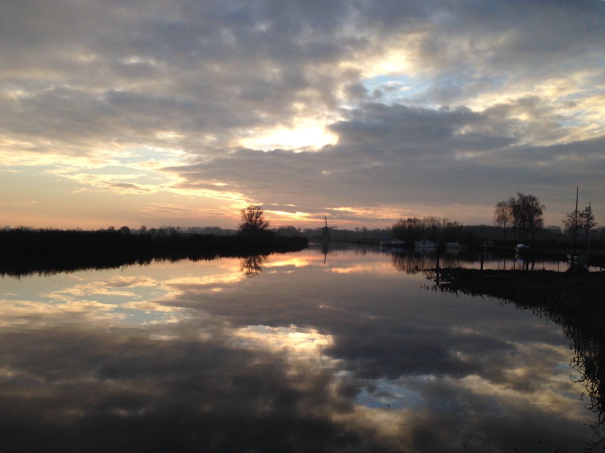 JolandaBakkker's tweet photo. Mooie afsluiting v.d 1e #december-dag #zonsondergang #zevenhuizen @edaldus @ricoschroder @Alpenweerman @EarthandClouds @EarthPixDaiIy @DSunsets @mooieluchten @WNLVandaag @weerplaatjes @whoebert @WilliamHuizinga @NL_hetweer https://t.co/lzu4Lw5rRA