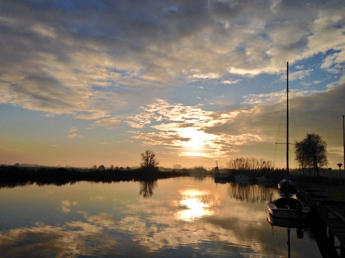 JolandaBakkker's tweet photo. Mooie afsluiting v.d 1e #december-dag #zonsondergang #zevenhuizen @edaldus @ricoschroder @Alpenweerman @EarthandClouds @EarthPixDaiIy @DSunsets @mooieluchten @WNLVandaag @weerplaatjes @whoebert @WilliamHuizinga @NL_hetweer https://t.co/lzu4Lw5rRA
