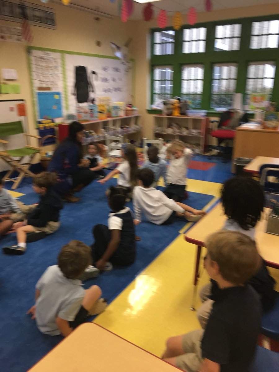 oakes6debbie's tweet photo. Writer’s Workshop in Miss Brooke/MaryJacab’s K class @BrookeK429 @maryjacobr #Trinitylearns https://t.co/tC9SDERYge