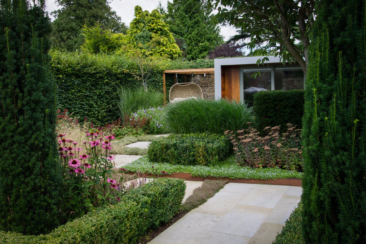 BALI_Landscape's tweet image. This year’s Domestic Garden Construction - Between £60k - £100k PRINCIPAL WINNER @BALI_Awards 2017 is @GraduateGardene for Private Residence in Hatherop #BALIAwards2017