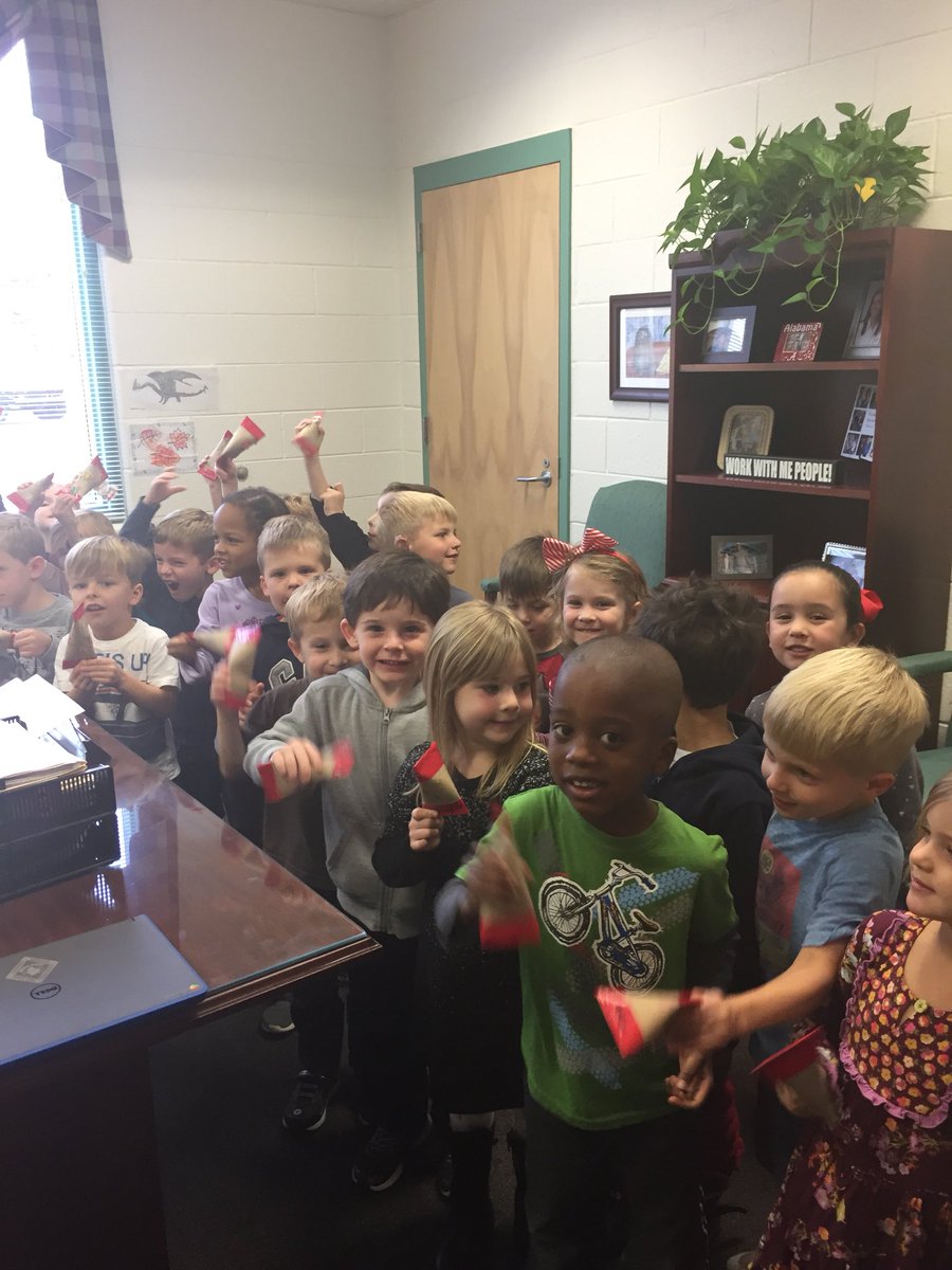 CLESCardinals's tweet photo. What a neat surprise!!! Pre-K rocked caroling!! https://t.co/w3MiTxg8Zm