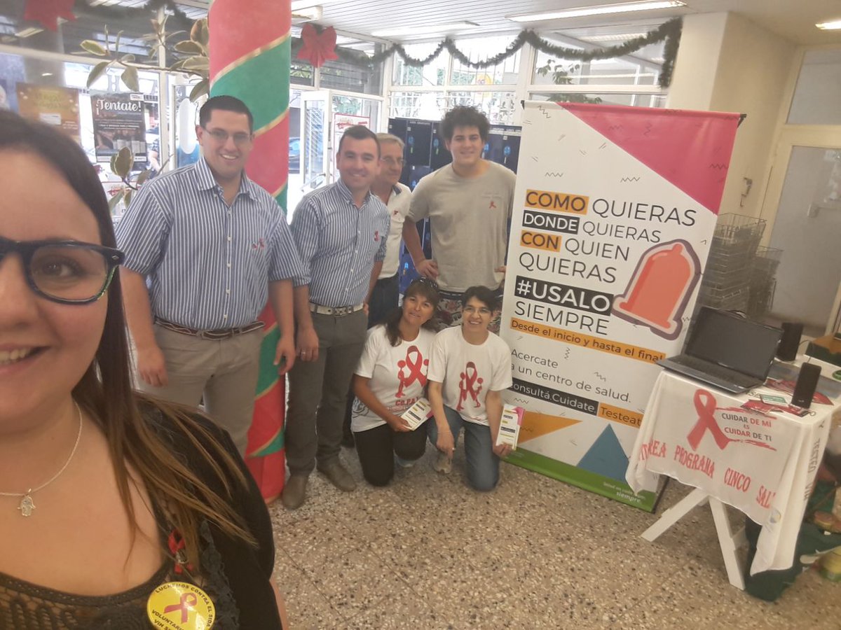 ClubLeoCS's tweet photo. Como todos los 1eros de Diciembre desde el 2007 estuvimos repartiendo folleteria, concientizando sobre el VIH/SIDA, en conjunto con el Cepat, Consejería VIH de Cinco Saltos. 
Agradecemos a la Cooperativa Obrera por dejarnos entregar folleteria en su supermercado. https://t.co/BRPfD1C37U