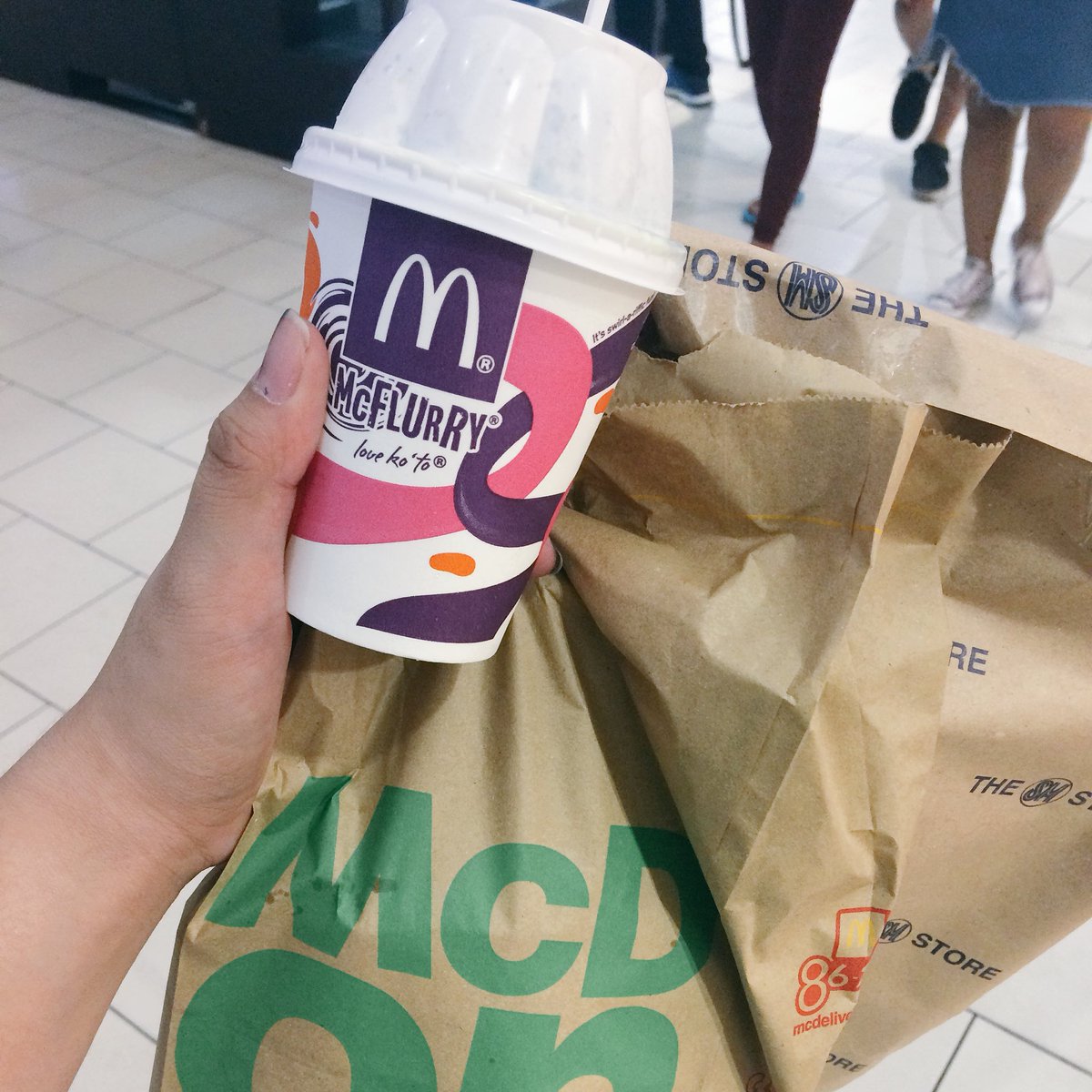 Ohhallyyyy's tweet photo. Yung hirap talaga ng pag-dala kapag mag-isa ka lang. ☹️ 
Pero happy parin! 😁

#McFlurryMatchaOreo
#BffFries https://t.co/oHoMqm9ScY