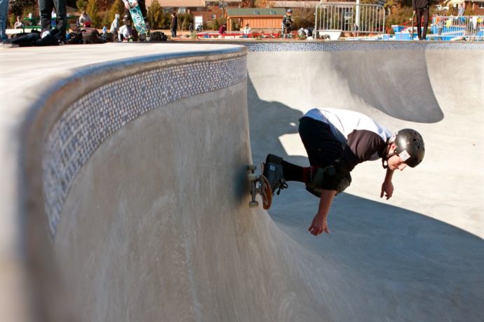 Conhece o skate bowl? A modalidade nasceu inspirada nas piscinas californianas, nos anos 70, e tem uma história inusitada. Saiba mais!  goo.gl/CE4ATU