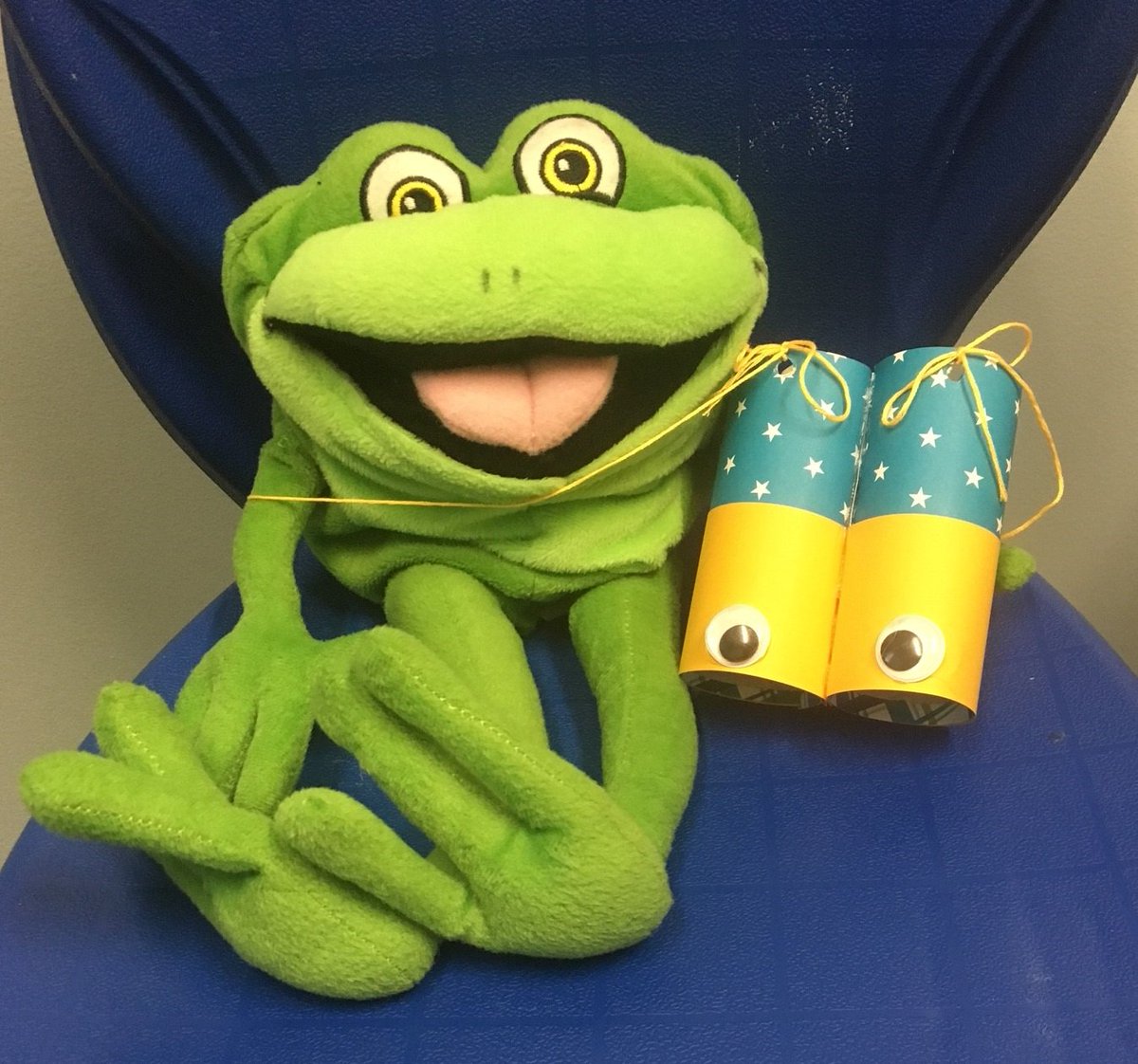 PPSMrsT's tweet photo. Kelso helps our Kinder friends use their binoculars to find #hiddenrules and use their #eyeslikearrows to problem solve! https://t.co/cMETP3kJza