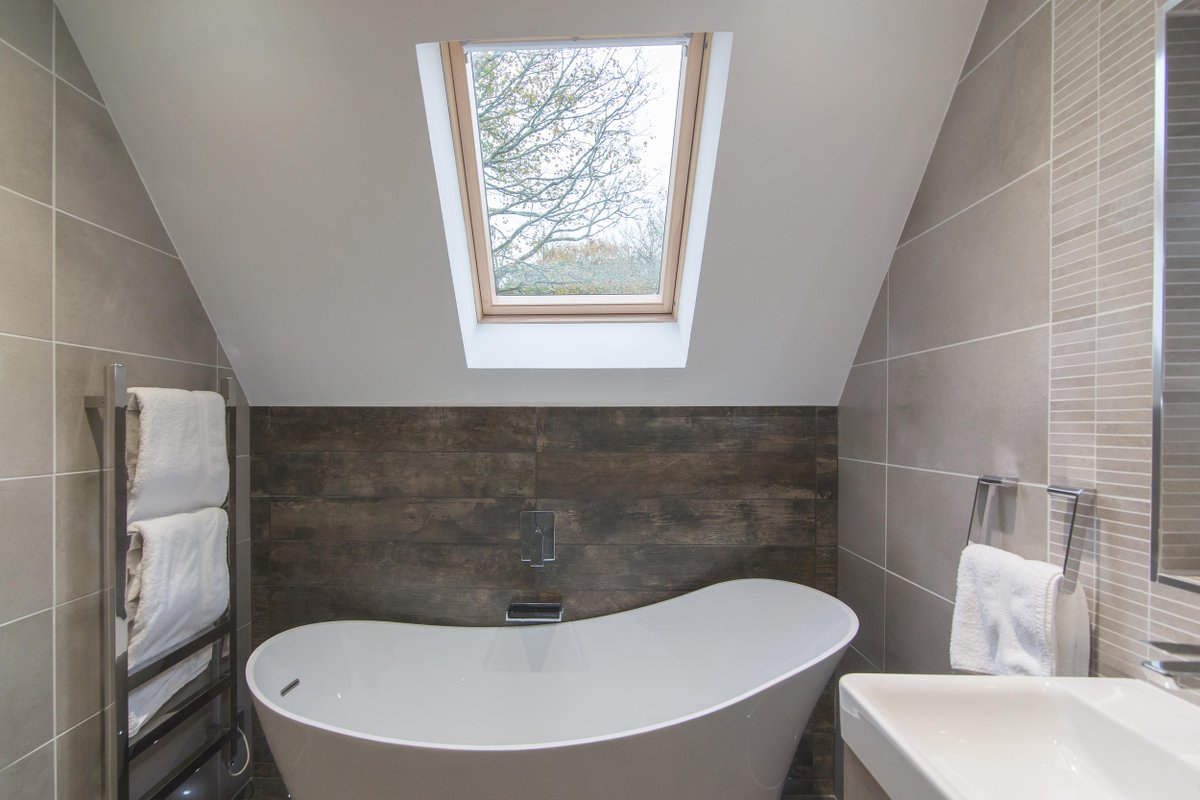 ClowanceEstate's tweet photo. What better way to relax after a day of exploring in the Lakes than enjoying a glass of fizz in one of our sumptuous freestanding bathtubs? 🥂 #fizzyFriday https://t.co/RAwD9b8cMJ