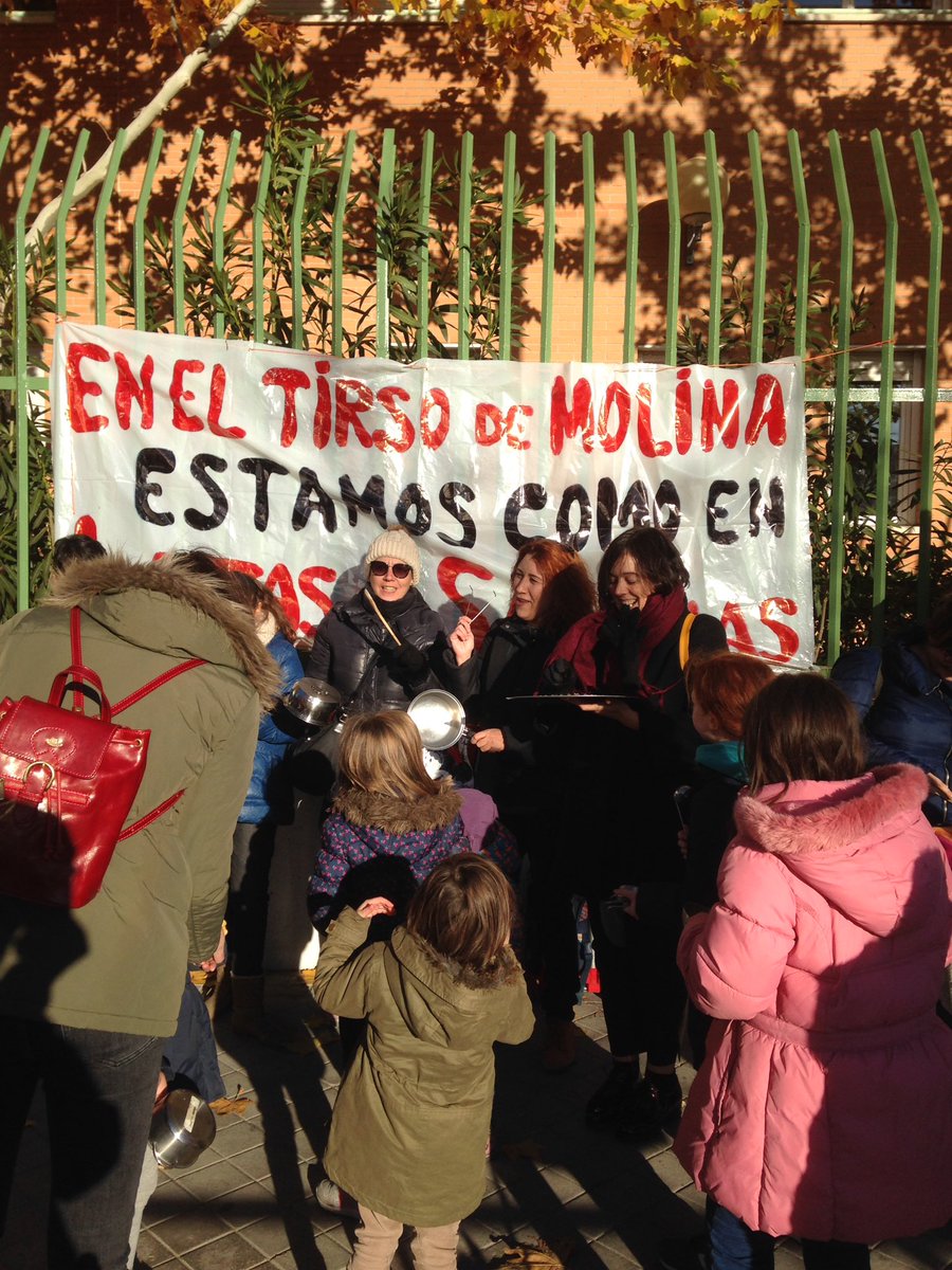 QueremosUnInsti's tweet photo. #Cacerolada1D en el CEIPSO Tirso de Molina de Arganzuela. Protestando por la masificación por falta de centros https://t.co/RuRokSicN7