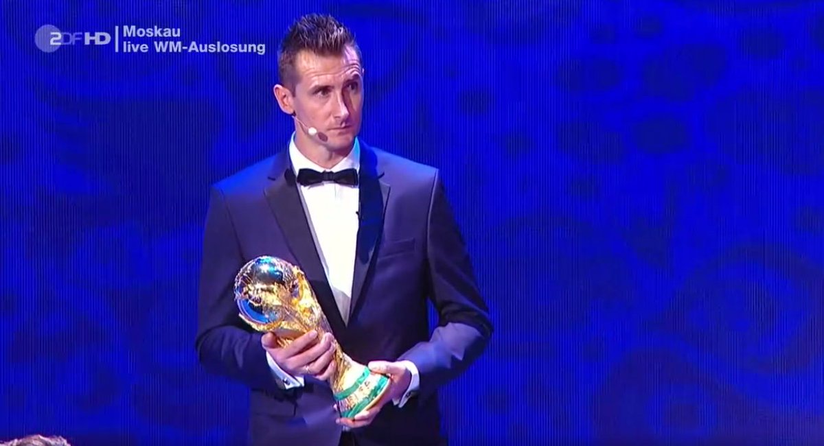 Klose bei der Auslosung zur WM 2018. Bei dem Gedanken an 2014 macht das Herz einen kleinen Luftsprung ♥️ #WM2018 #thanksmiro #legend