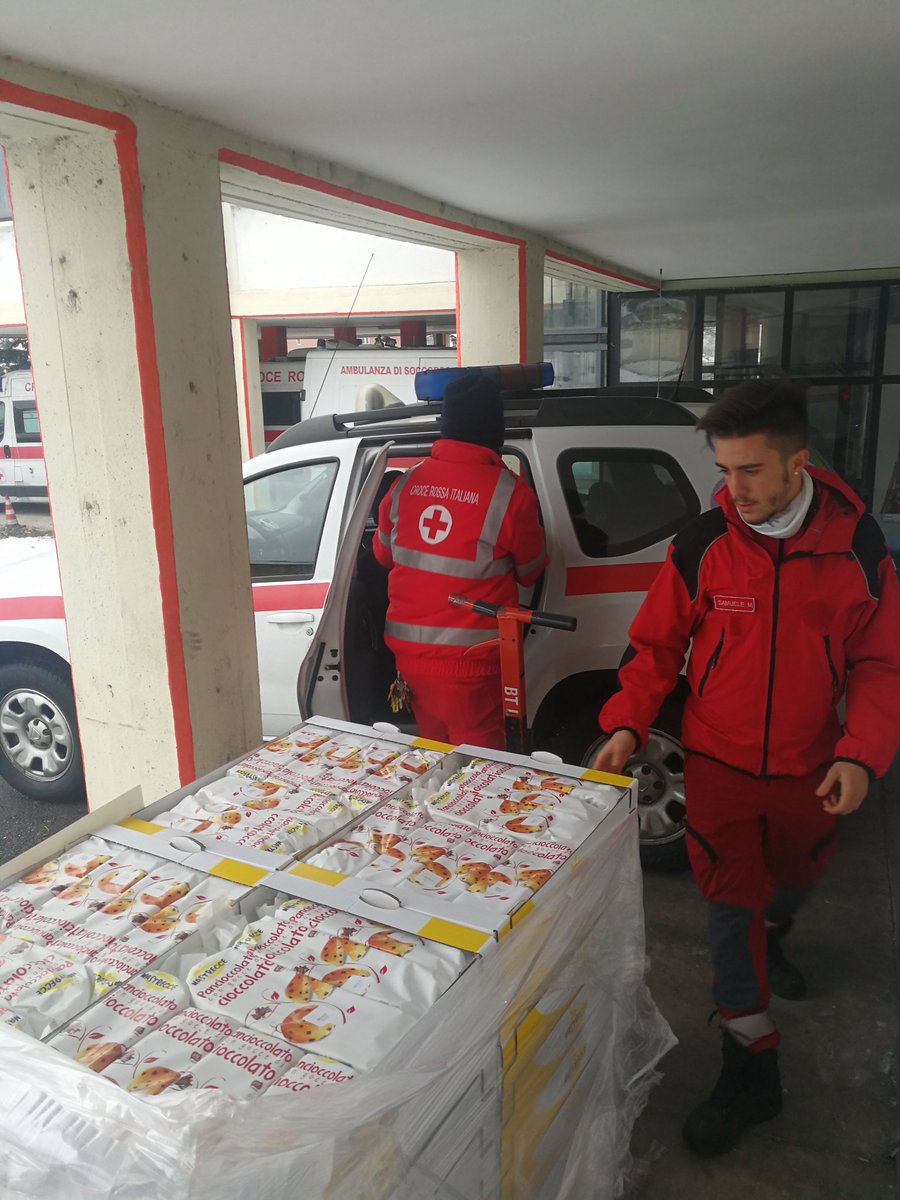 EsamOnlus's tweet photo. #CriSusa in #a32 per supporto a auto e camion bloccati sotto la neve a seguito incidente stradale, forniamo bevande calde in accordo con #Sitaf e @poliziadistato. @crocerossa https://t.co/8dTgaW6QZt https://t.co/jFF3VXGRmP