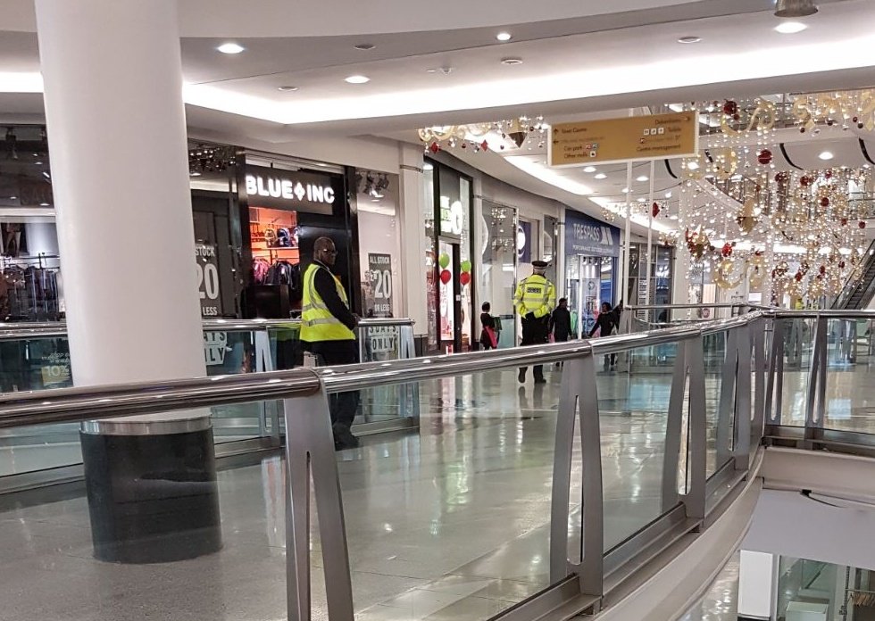 LambethMPS's tweet photo. Ho Ho Ho. Specialist officers from #ProjectServator working in partnership with the team #CentraleCroydon meeting the public and Raising awareness about crime. @MPSCroydon https://t.co/qiRb6uZVbx