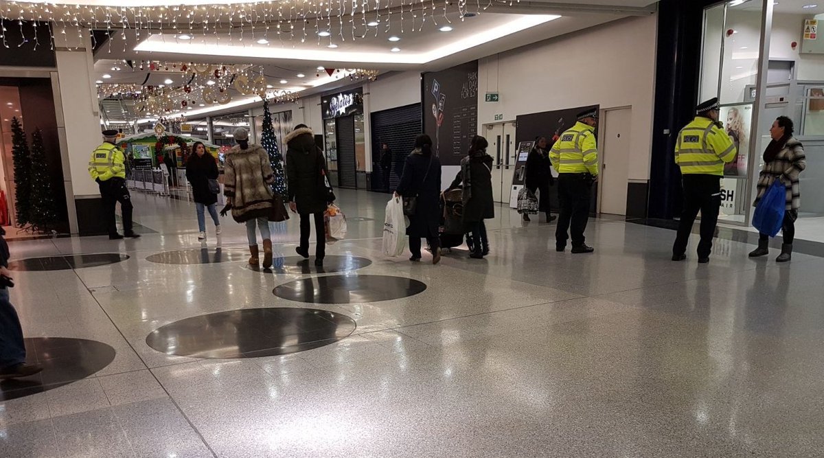 LambethMPS's tweet photo. Ho Ho Ho. Specialist officers from #ProjectServator working in partnership with the team #CentraleCroydon meeting the public and Raising awareness about crime. @MPSCroydon https://t.co/qiRb6uZVbx