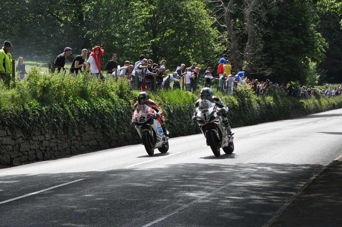 db64_david's tweet photo. Bruce Anstey & Davo Johnson #SeniorTT #TT2017 #Conkerfields @Jon_3_roads @roadracingdaily @moto_republic @MotofestIOMTT @IOMTTPHOTOS @irishroadracing @StevieRRN @davojohnson20 https://t.co/QQLcFcgxwV