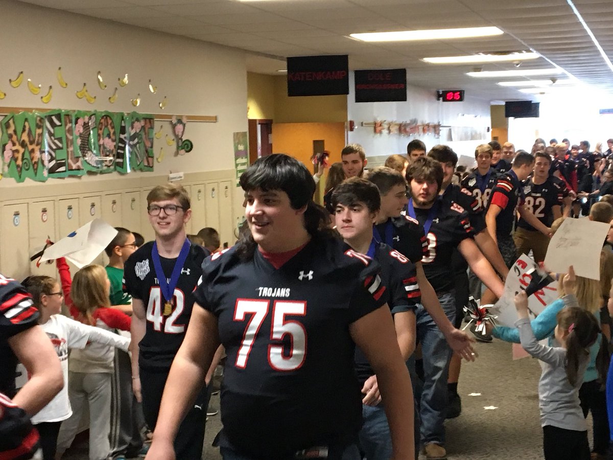NDESARTROOM's tweet photo. Making our community proud! @NorthDearborn #paradeofchampions #ECTrojanPride #SDLearningtoLead https://t.co/V2cQqvJvDj