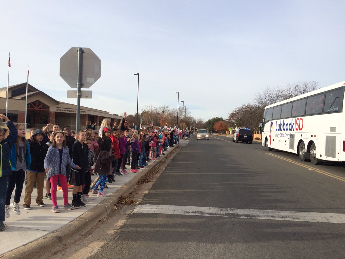MillerOwls's tweet photo. Miller Elementary lined the streets this morning to wish Monterey good luck!! #community #wearelubbockisd #beatemred #beatemblue @montereyhs @PrincipalBooe https://t.co/ECUmHnNH28