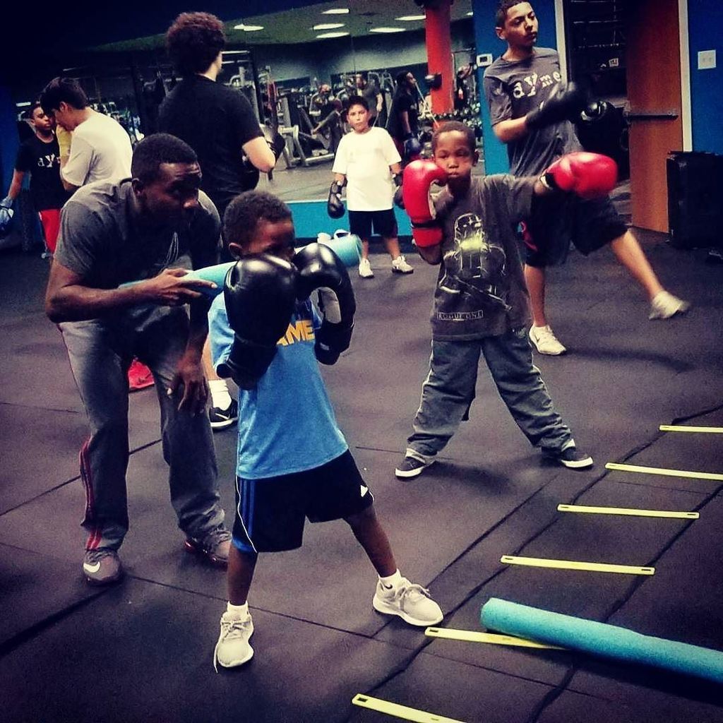DymeBoxing's tweet photo. Friday's boxing schedule
8:30am
10:00am
3:30pm
5:30pm
7:00pm
Youth Boxing:
5:30pm
Call or message us on social media to schedule your first class with Dyme Boxing & Fitness.
#DymeBoxing #DymeBoxingJr #AndFitness
#BoxingSolvesEverything
#Boxing #Ch… https://t.co/kWRCGOL3oL https://t.co/d4o1npg21k
