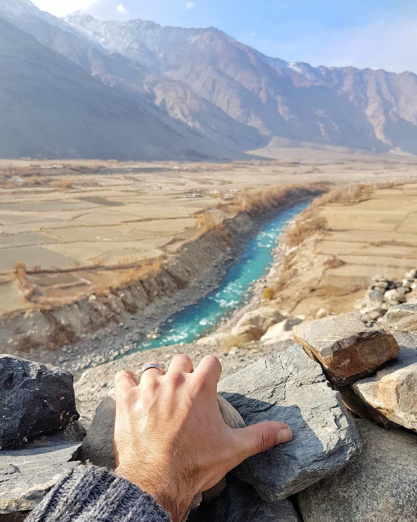 joaoleitao's tweet photo. River Panj, the natural border between Afghanistan 🇦🇫 &amp; Tajikistan 🇹🇯 seen from the top of the 1,600-year-old Qah Qaha fortress #travel #lonelyplanet #photography https://t.co/biHtJ4lJ0m https://t.co/tlblkO8BsH