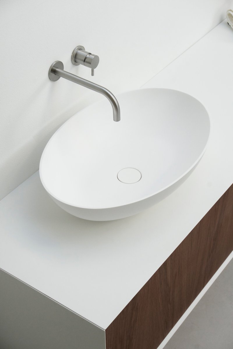 bathsbyclay's tweet photo. Meet our Ellipse countertop basin. Similar in shape to our Ellipse bathtub it is defined by its thin border and absent base. A smooth oval design adding lightness and elegance to both modern and classic bathrooms.  #bathsbyclay #solidsurface #bathroomdesign https://t.co/eNbfaS59qt