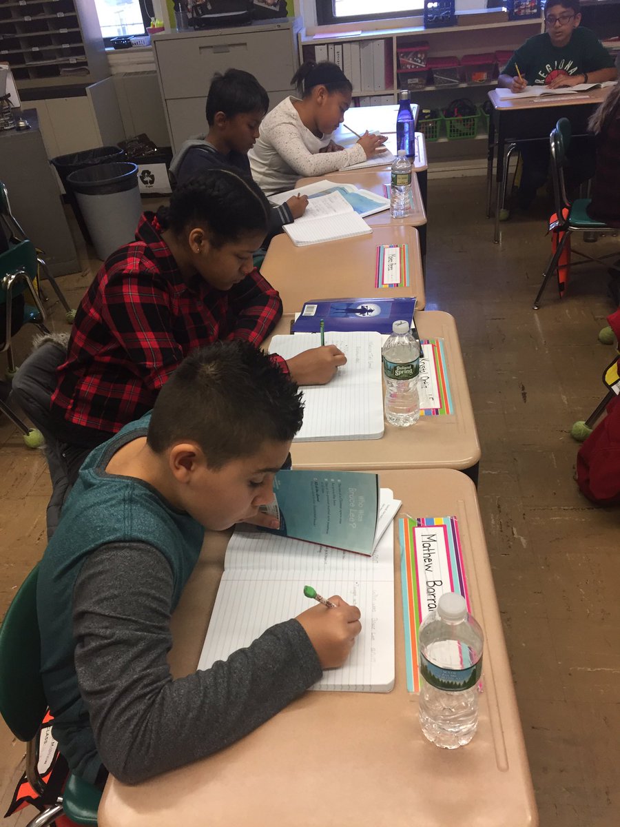 kasica_khwaz's tweet photo. 4th graders are identifying problems and resolutions while reading biographies #educ615d https://t.co/E6xD0qhPN3