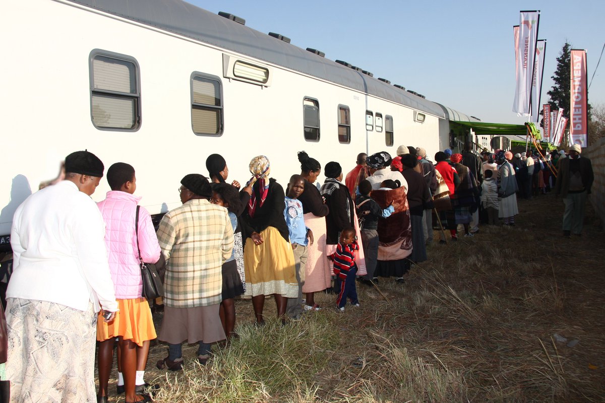 On World #AIDSDay we need your help to stop the next AIDS pandemic in Africa: We need to maintain &amp; increase Phelophepa trains’ of Hope AIDS/HIV education, outreach &amp; treatment programs - Please donate and help us fund our HIV/AIDS programs #AIDS2018 goo.gl/qD3jTq