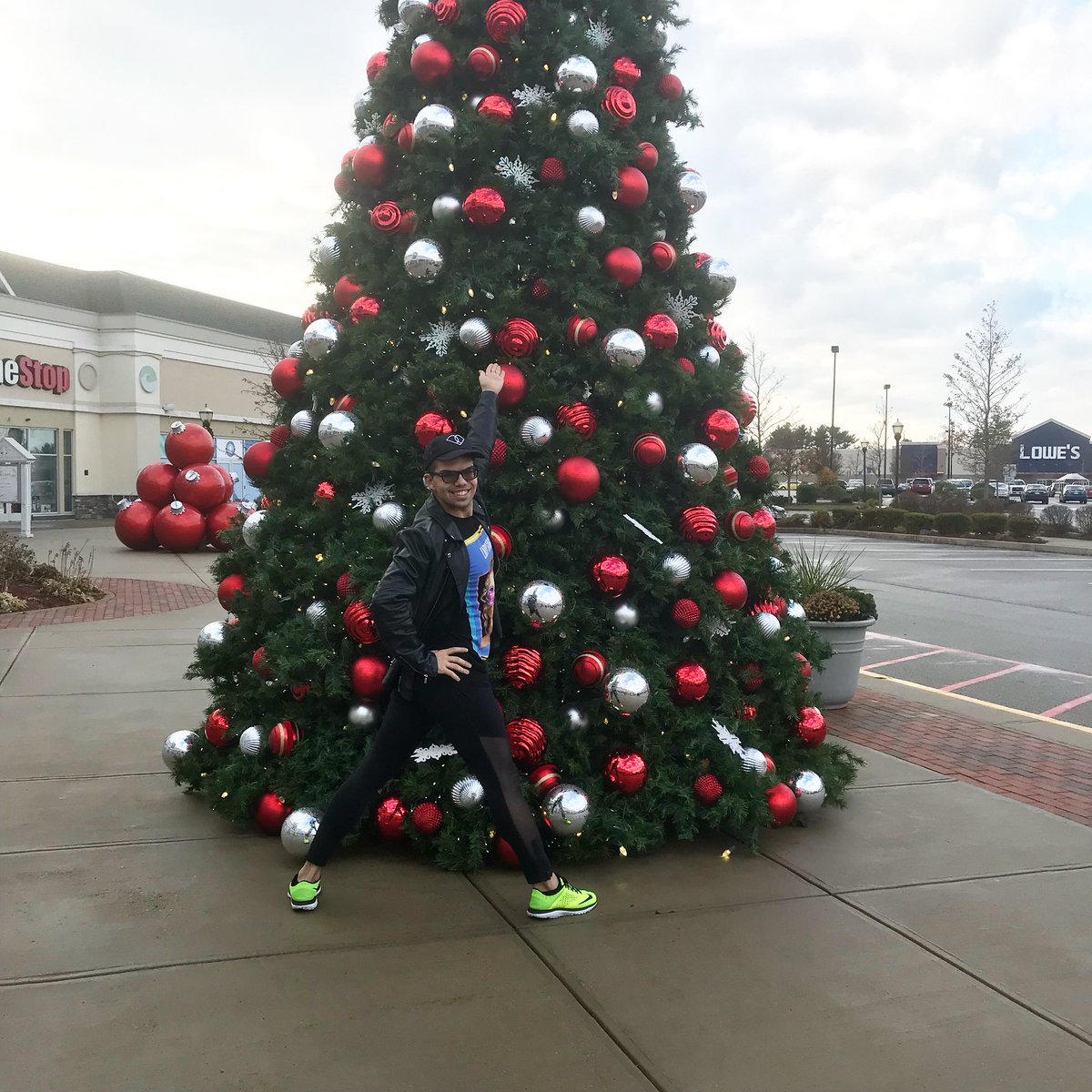 maccarvalho93's tweet photo. Itโs Finally December 1st here at @WarehamCrsg and itโs time to celebrate until the new year! Can you believe we are only 31 days away from 2018? ๐ฑ What are you going to do to make the best yet? #christmastree #warehamcrossing #slayallday https://t.co/qYAsiEt6zP