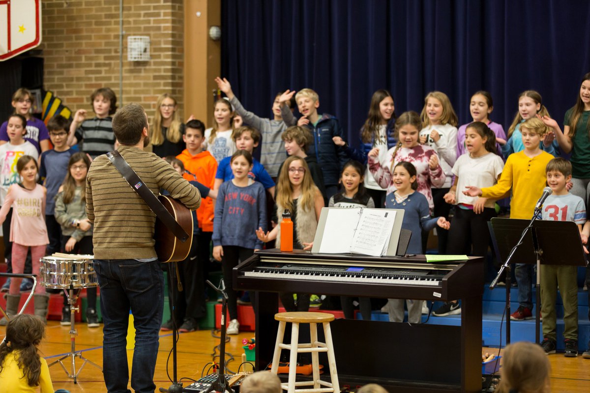 RAmusicHP's tweet photo. Thank you to all who came out and supported the @RaviniaSchool 4th and 5th grade musicians!  What a great evening we had last night celebrating peace, love and harmony through song. #raviniarocks #proud #peaceloveandharmony #makemusic https://t.co/pRBW5tJLur