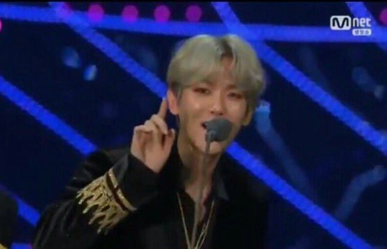 MalBaeky's tweet photo. #Mnet_fuckyou_challenge
#PlsEXOdontGotoMAMAanymore
Y'all this is Barkhyun telling us not to cry while his obviously about to.. how disrespectful Mnet was.. fuck u https://t.co/WLoZW0CHE6