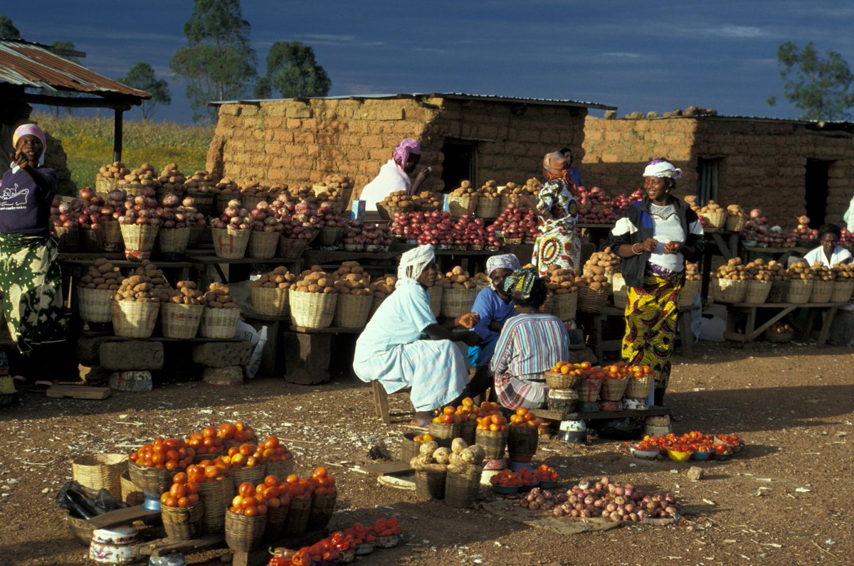 Spore_mag's tweet photo. 4,500 informal traders in South Africa have been linked to the formal market and big international brands such as @Unilever through a @Spazapp and @Mastercard innovation https://t.co/0sWpw8JJLD https://t.co/a78uhySORm