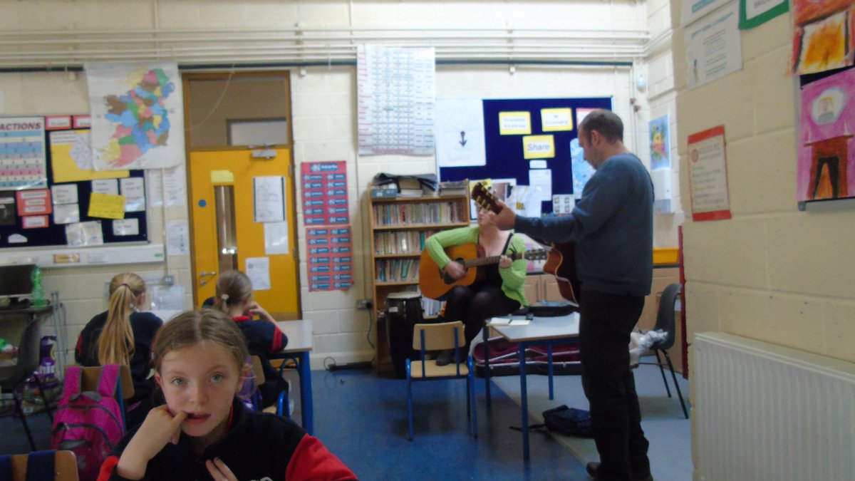 FriendsMerlinWD's tweet photo. We had a lovely afternoon in Briarhill School doing a demo workshop on recycled birdfeeders and practising Song for the Birds for the #TheHearthofWinter #NaturalDecember event on Dec 17th #MerlinWoods #Galway https://t.co/OcvDrnsaDo
