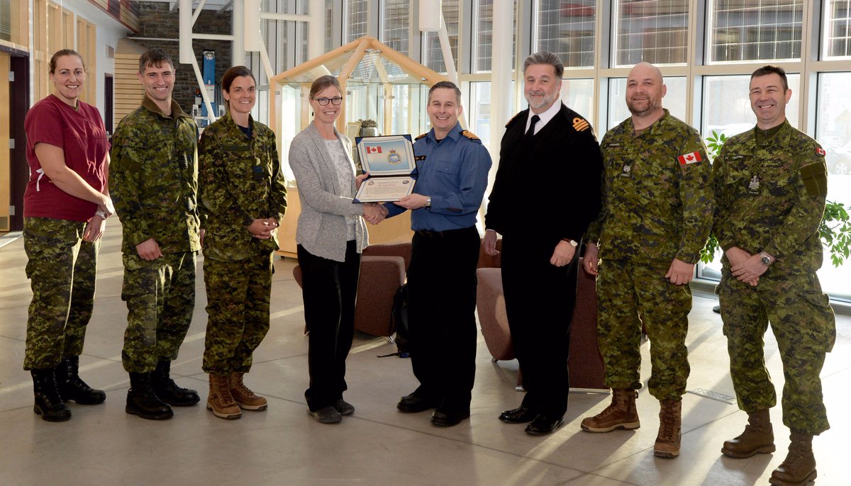JTFN_FOIN's tweet photo. Le capitaine de vaisseau Steve Thornton a présenté à Anna Bergen, infirmière praticienne, un certificat d'appréciation de la Force opérationnelle interarmées (Nord) pour son bon travail et son dévouement à la clinique de la FOI(N). #FACNorth #Accomplissement https://t.co/hDMgtEreTe
