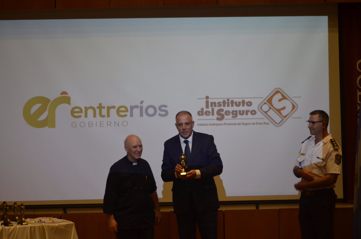 instbecario's tweet photo. Premio "Luchemos por la Vida" al concurso del gobierno de Entre Ríos #CTC2017. Por su aporte a la comunidad en materia de Educación Vial y Prevención https://t.co/Q1lHdbXqI4