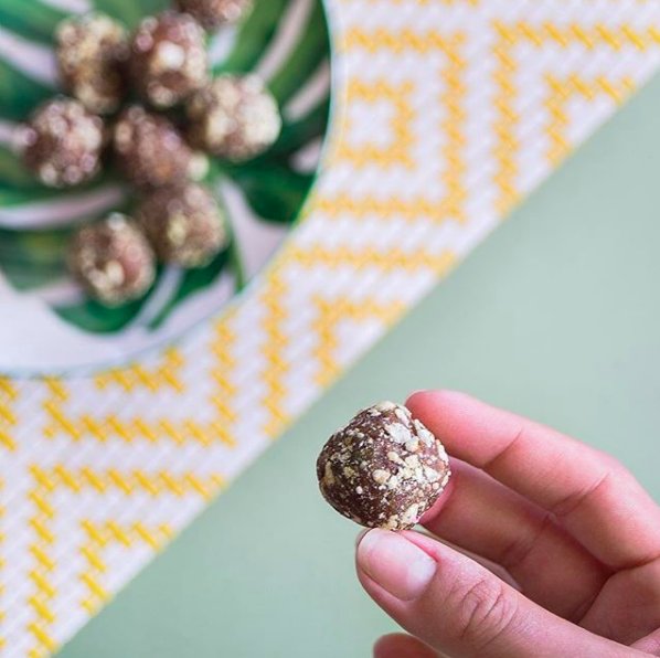 Etape_Bio's tweet photo. Avez-vous déjà goûté nos boules d’énergie ?? Le parfait équilibre entre la datte, le gingembre, la noix de cajou, l’amande et le thé matcha !
Découvrez également nos 2 autres recettes sur notre site internet : https://t.co/KVpsid25VR #happy #boulesdenergie #healthy #bio #snacking https://t.co/p30yawFhKG