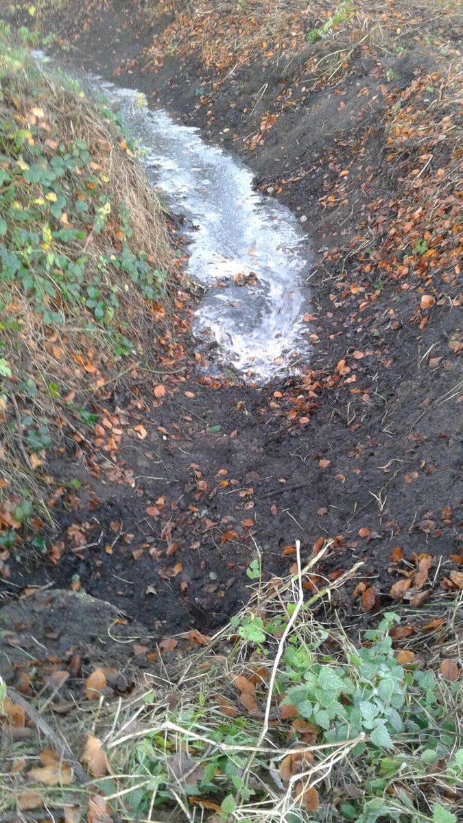 IJSVosbergen's tweet photo. De toevoersloten naar de ijsbaan zijn allemaal schoongemaakt! Het water naar de ijsbaan is nu in aantocht. https://t.co/go3o4TEXGw
