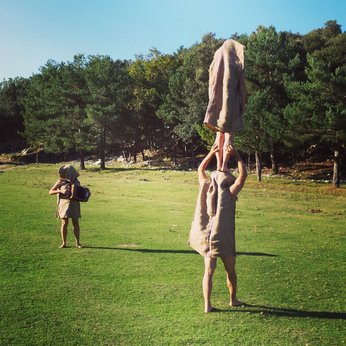 cuncurulla's tweet photo. Que el fred no ens faci quedar a casa! Demà 2 de desembre a les 19h presentarem #Jute al #Connectart organitzat per @badalonajove. Veniu a passar una bona i creativa estona a la plaça Pompeu Fabra de Badalona! Salut i #circ https://t.co/zwUAiv0NVL