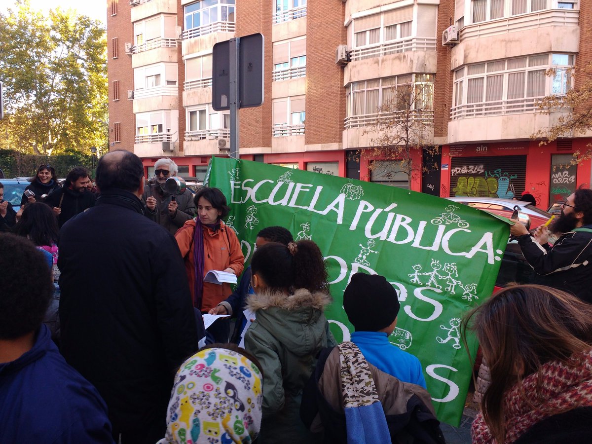 afaunamuno's tweet photo. No queremos un instituto por fases en Arganzuela que sabemos lo que supone. Nuestros coles necesitan más cuidados e inversión y no son suficientes para un barrio en crecimiento. Queremos plazas públicas de calidad garantizadas YA #Cacerolada1D @CtrosPublicosYa @VenaMareaVerde https://t.co/ZjXhDqH2Cm