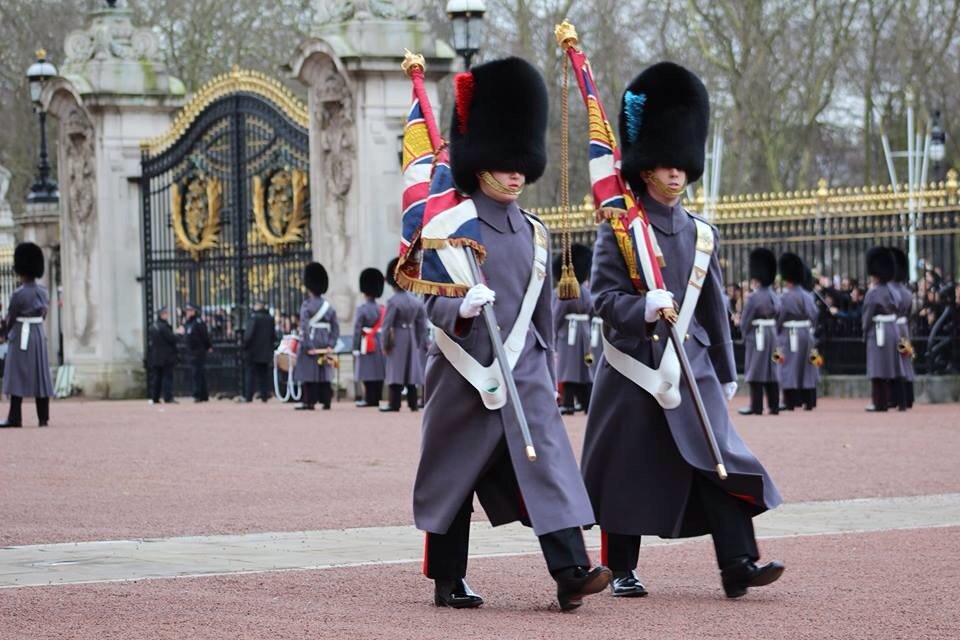 Trooping's tweet image. The December 2017 schedule for Changing the Guard in London and Windsor is now online: trooping-the-colour.co.uk/mounting/dec20… @Guards_Info #guardduties #guardingthequeen