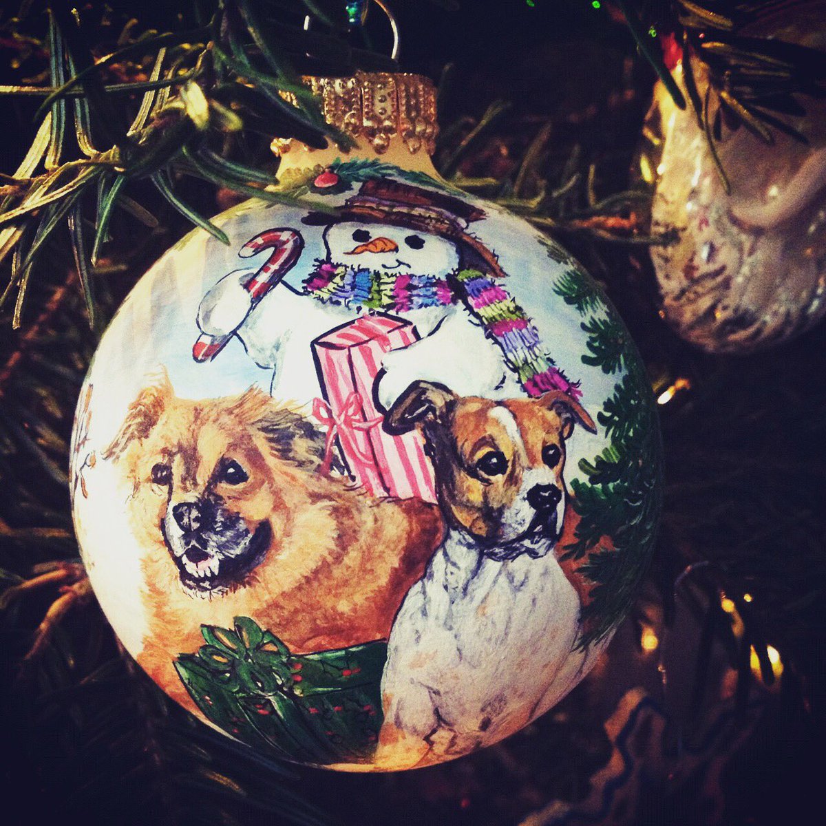 lizzwinstead's tweet photo. Day 2 my #Lizzmas ornament -a-day posts! This handpainted ornament of Buddy and Edie #RIP2016 :( . is from my sis Linda who had one made for the dogs of each of my siblings!It is delicate glass. Love having it even more now that Lady Edie is no longer here. #punkrockmarthastewart https://t.co/rui727AGLT